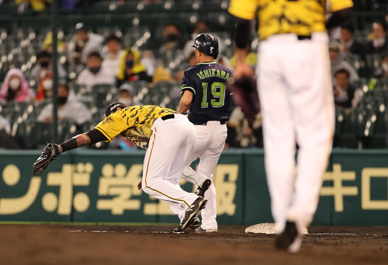 阪神対ヤクルト　5回表ヤクルト1死、二塁内野安打を放つ石川（撮影・清水貴仁）
