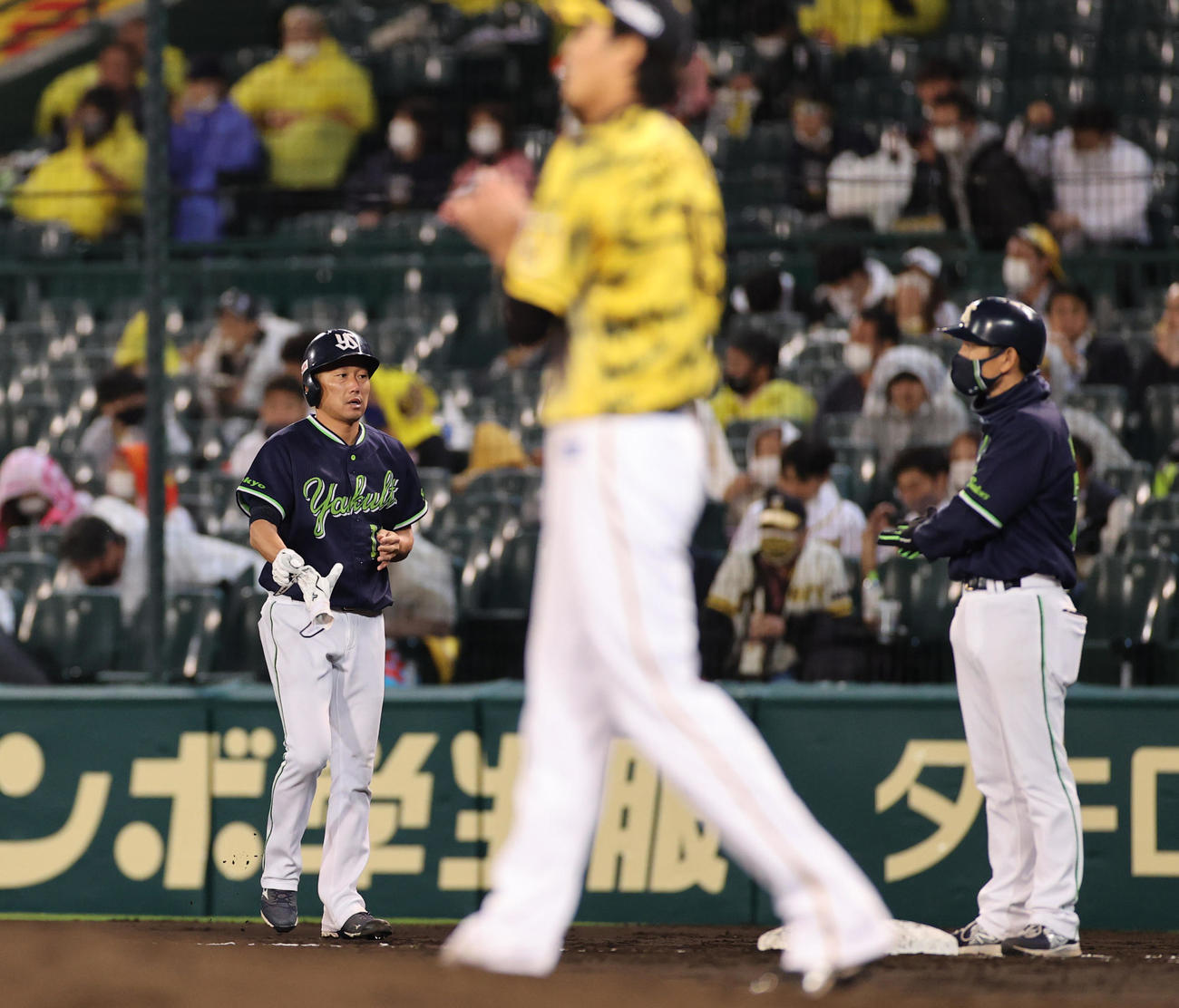 阪神対ヤクルト　5回表ヤクルト1死、二塁内野安打を放つ石川（撮影・清水貴仁）