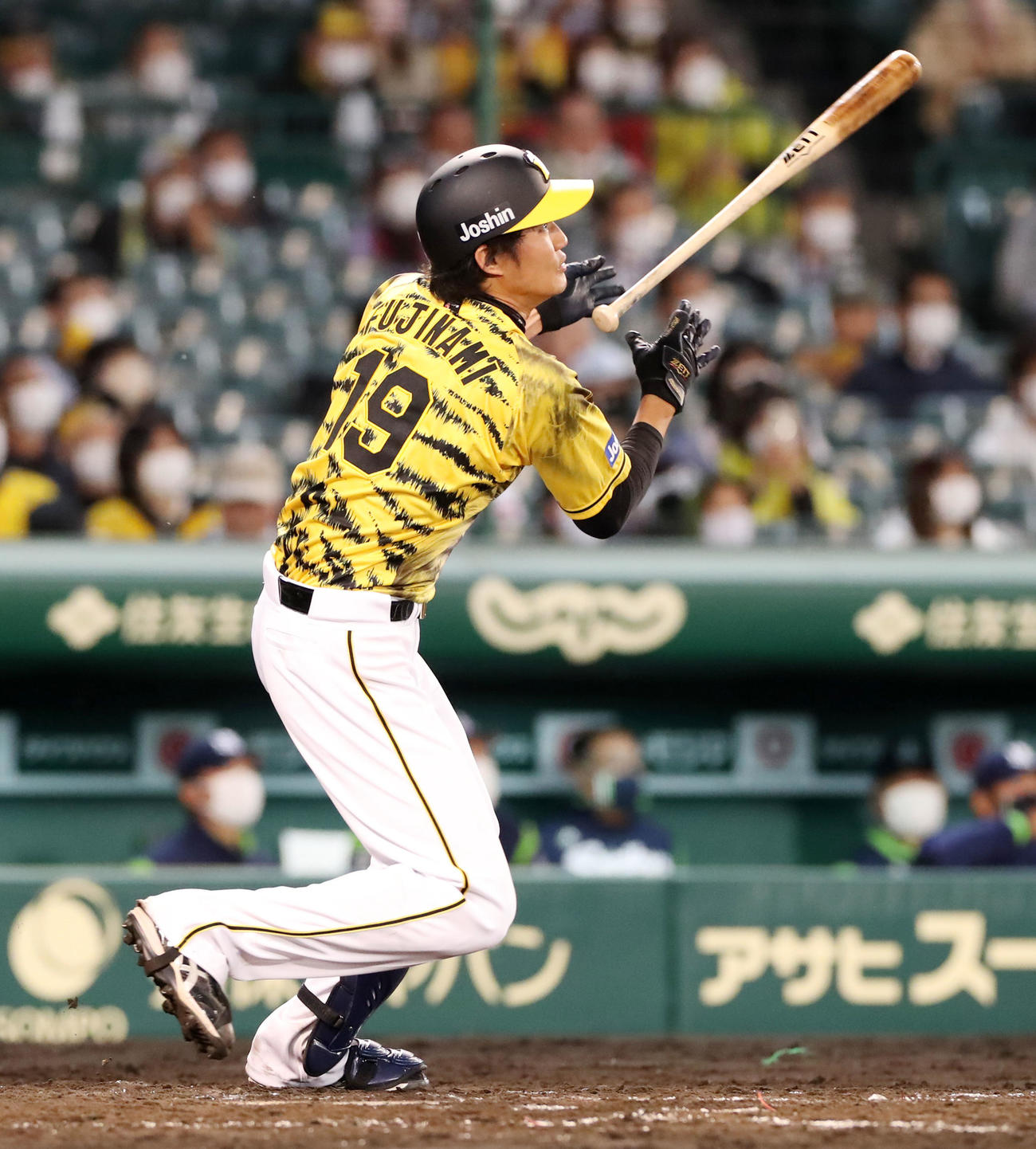 阪神対ヤクルト　5回裏阪神2死二塁、藤浪は左越え2点本塁打を放つ（撮影・加藤哉）