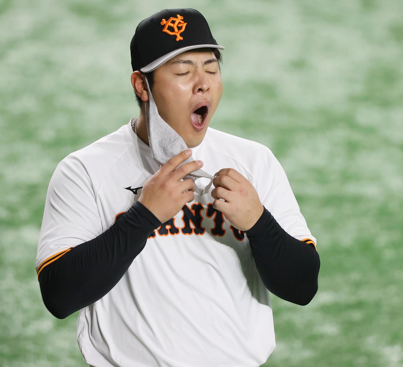 巨人対中日　試合前、練習の合間にあくびする巨人岡本和（撮影・垰建太）