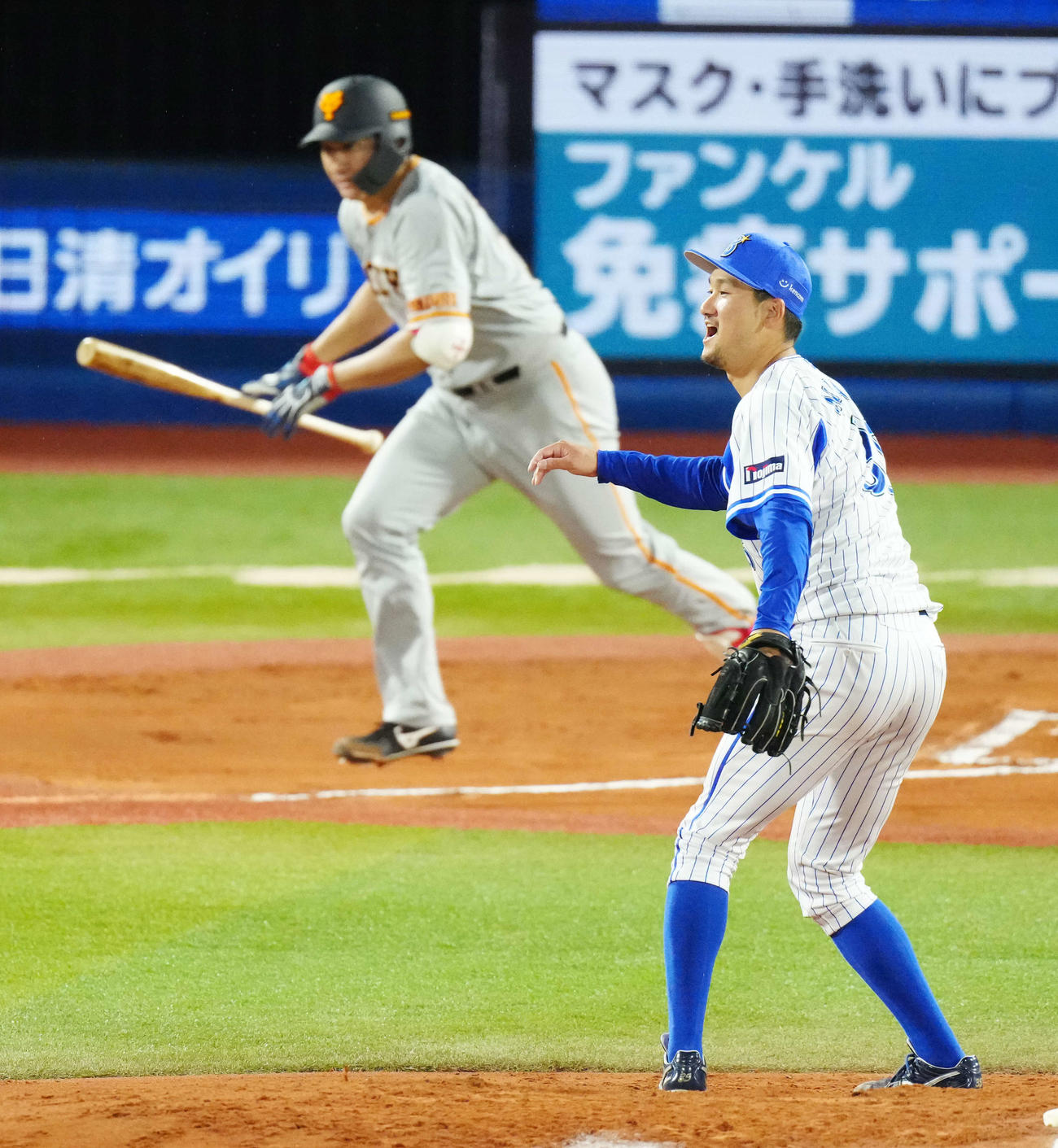 DeNA対巨人　6回表巨人1死、投手強襲内野安打となった菅野（左）の打球が直撃した三上（撮影・江口和貴）