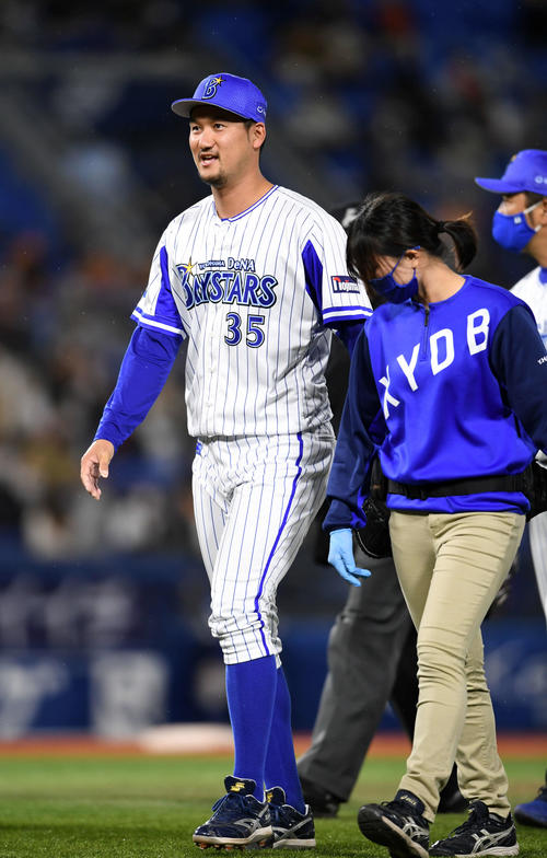 ｄｅｎａ三上が巨人菅野の強襲を右膝付近に受け降板 プロ野球写真ニュース 日刊スポーツ
