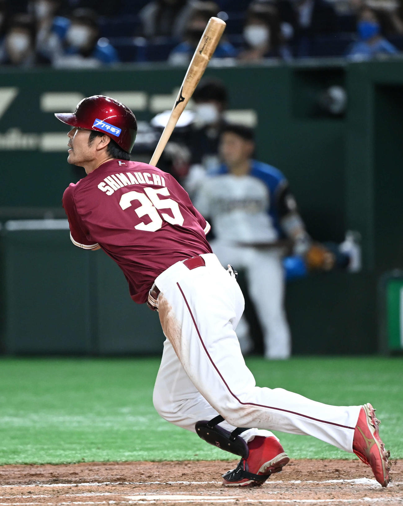日本ハム対楽天　3回表楽天2死二塁、島内は中堅へ適時二塁打を放つ（撮影・山崎安昭）
