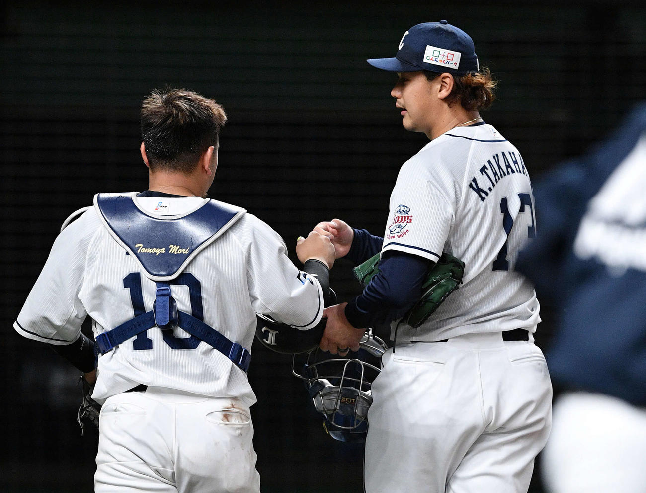 西武対ソフトバンク　7回表ソフトバンク2死一、二塁、甲斐を二邪飛に仕留めた高橋（右）は森とタッチを交わす（撮影・滝沢徹郎）