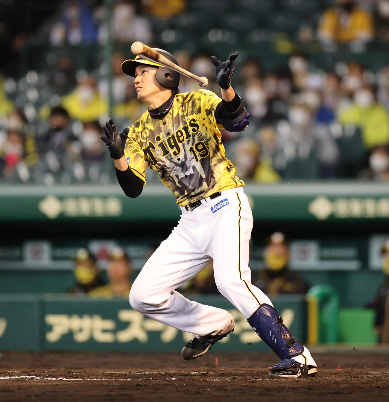 阪神対ヤクルト　5回裏阪神2死二塁、先制の左越え2点本塁打を放つ藤浪（撮影・清水貴仁）
