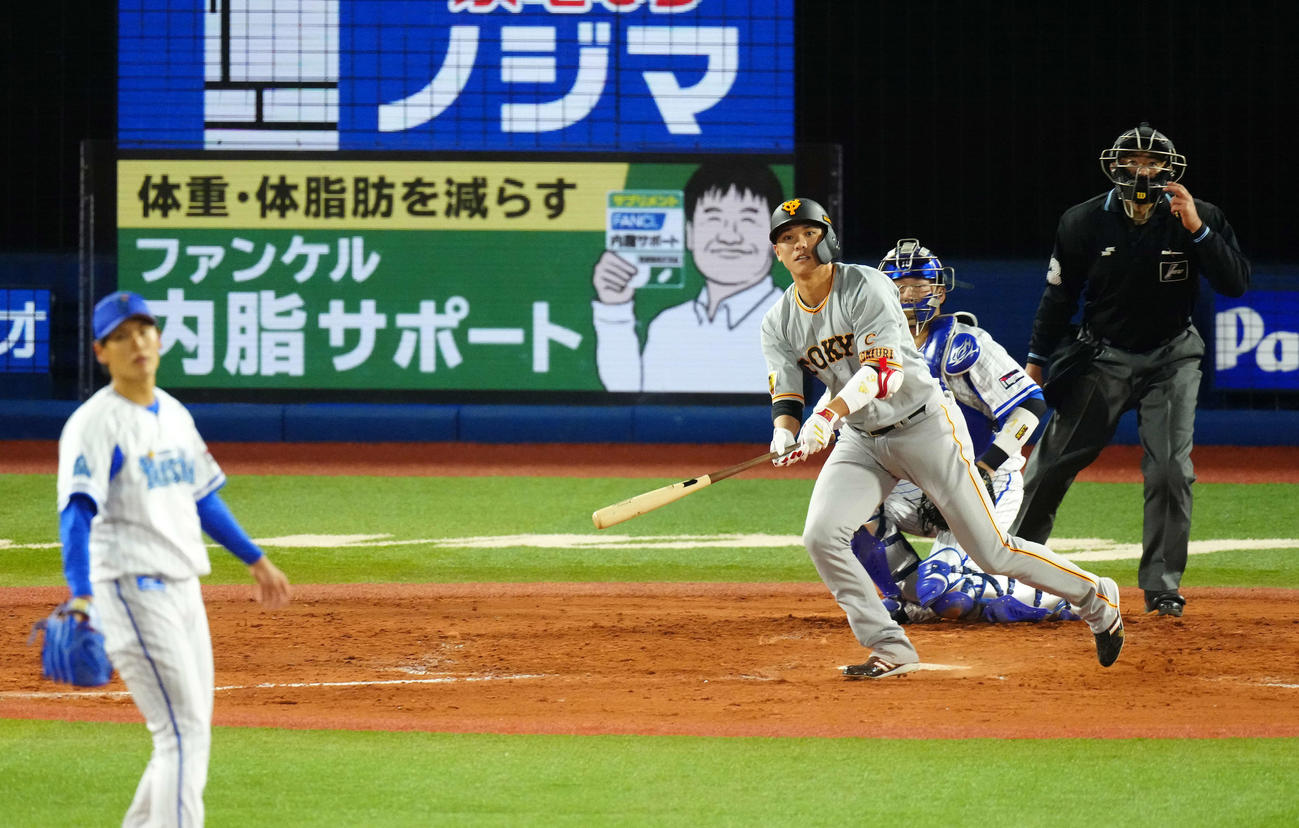 DeNA対巨人　5回表巨人無死、中越えソロ本塁打を放つ坂本。投手坂本（撮影・江口和貴）