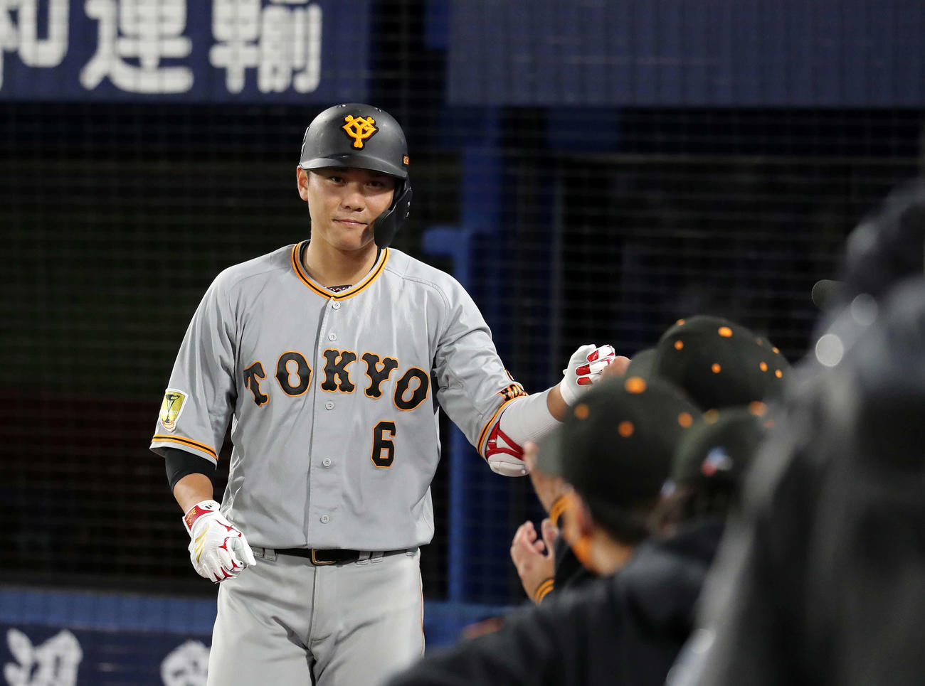 DeNA対巨人　5回表巨人無死、坂本勇は中越え本塁打を放ちベンチ前でタッチ（撮影・鈴木正人）