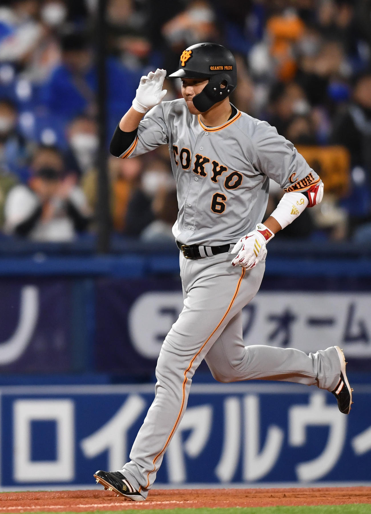 DeNA対巨人　5回表巨人無死、中越え本塁打を放ちポーズを決める坂本（撮影・横山健太）