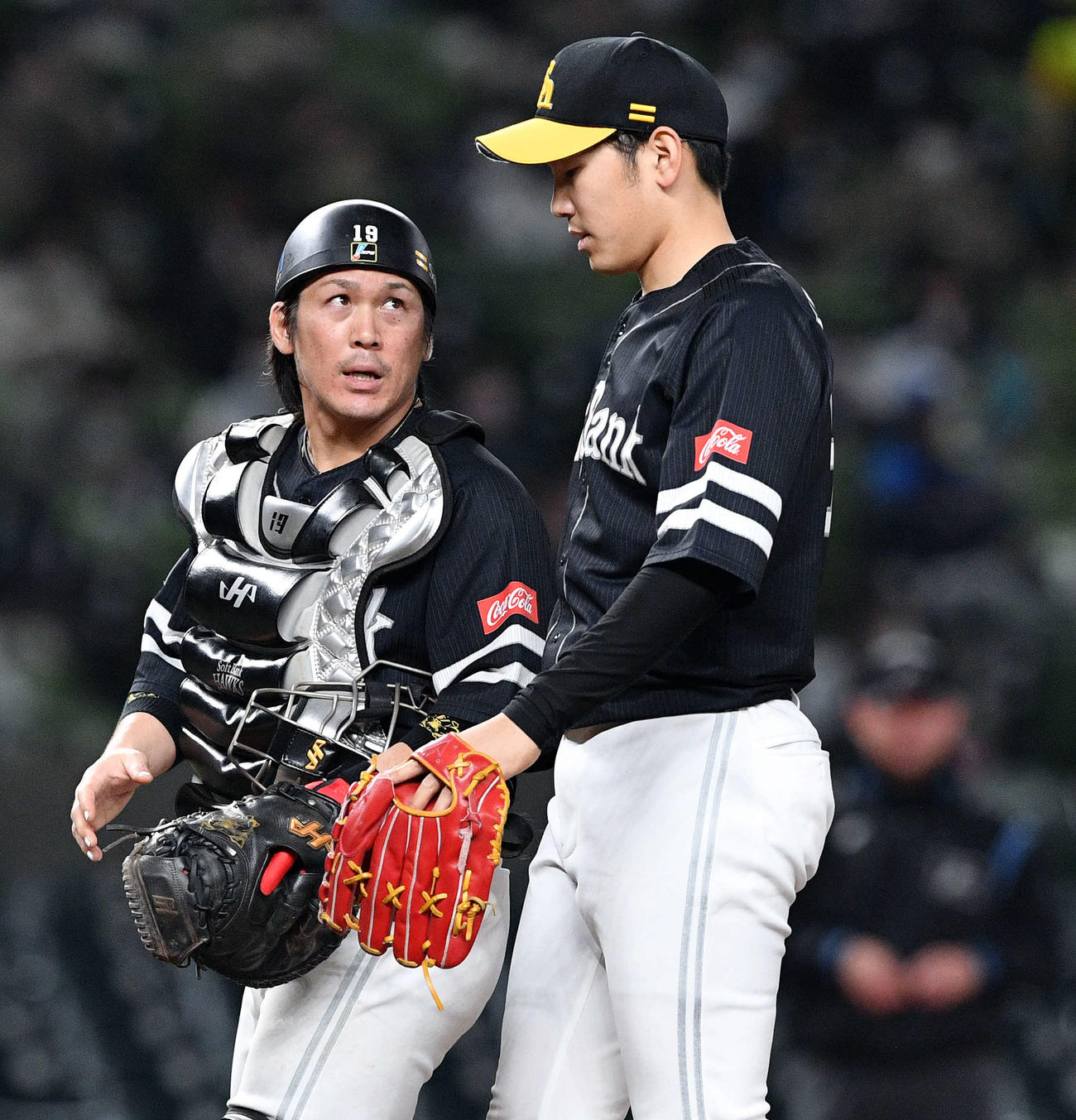 西武対ソフトバンク　8回、ソフトバンク石川（右）に話す甲斐（撮影・滝沢徹郎）