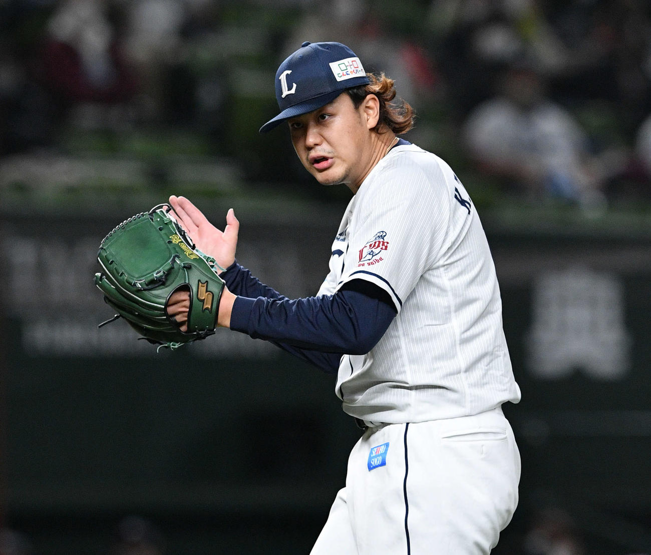 西武対ソフトバンク　7回表ソフトバンク2死一、二塁、甲斐を捕邪飛に仕留めグラブをたたく高橋（撮影・滝沢徹郎）