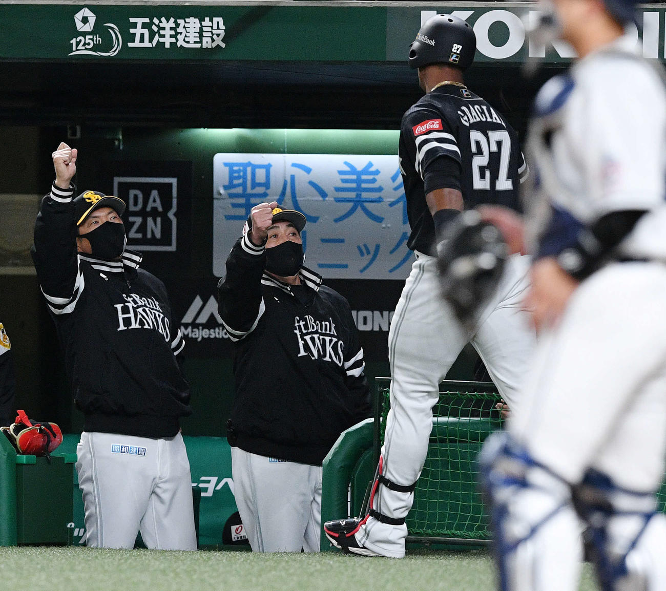 西武対ソフトバンク　1回表ソフトバンク2死、先制の中越えソロ本塁打を放ったグラシアル（左）を出迎える工藤監督（中央）（撮影・滝沢徹郎）