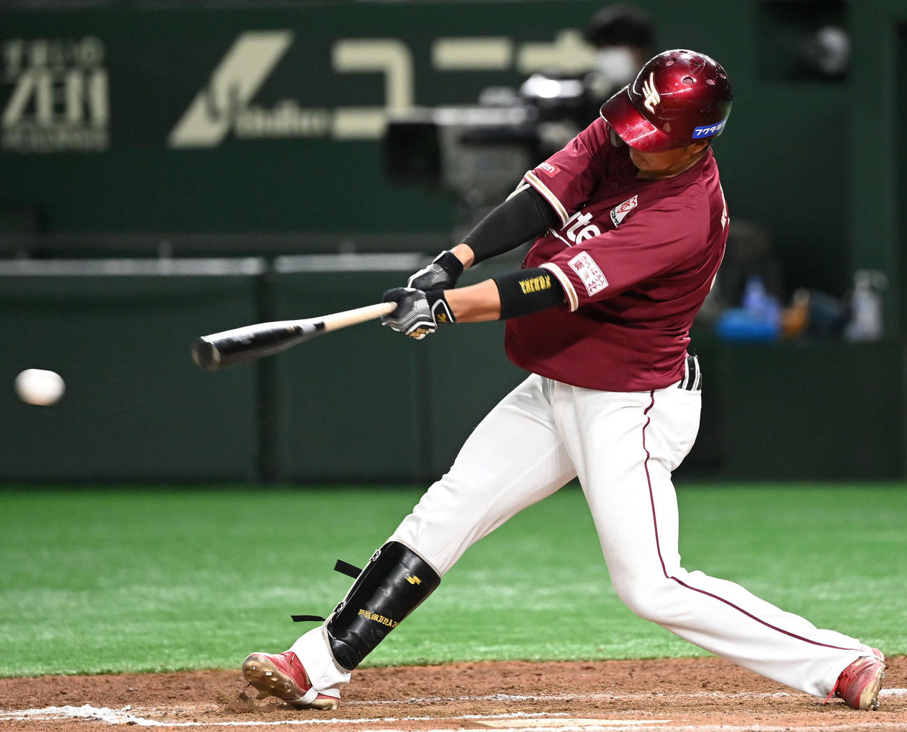 日本ハム対楽天　7回表楽天無死二塁、黒川は一塁線へ適時二塁打を放つ（撮影・山崎安昭）