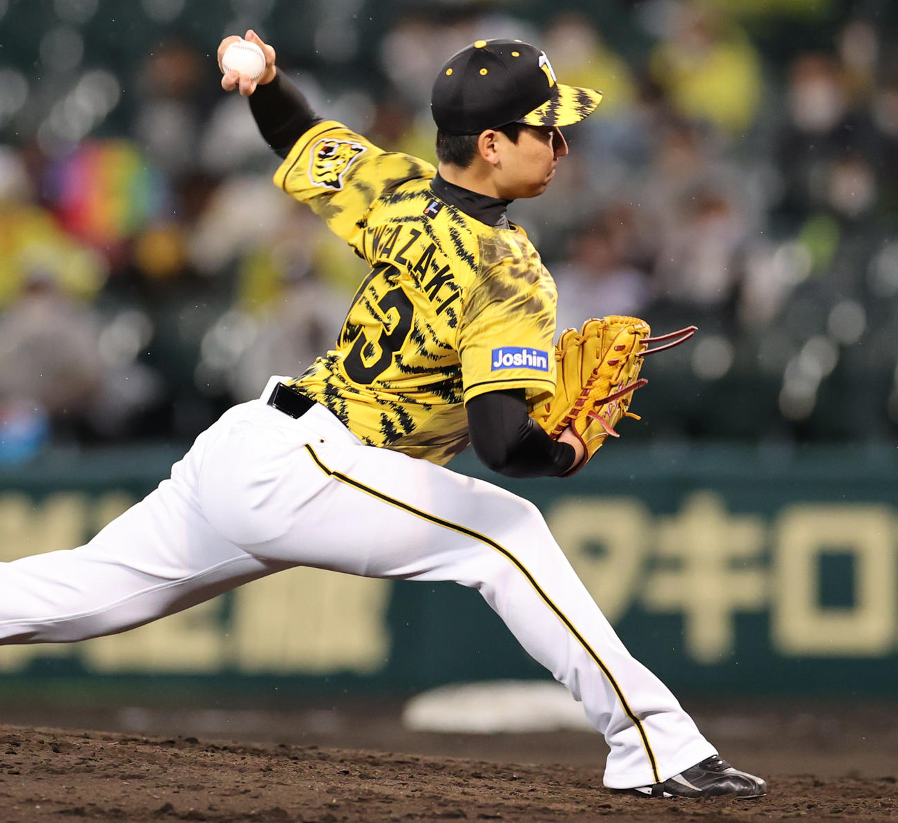 阪神対ヤクルト　8回に登板する岩崎（撮影・清水貴仁）