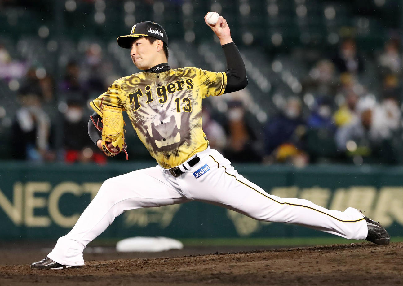 阪神対ヤクルト　8回表、阪神4番手で登板する岩崎（撮影・加藤哉