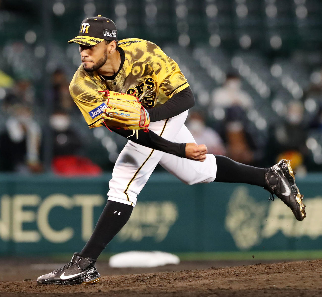 阪神対ヤクルト　9回表、阪神5番手で登板するスアレス（撮影・加藤哉