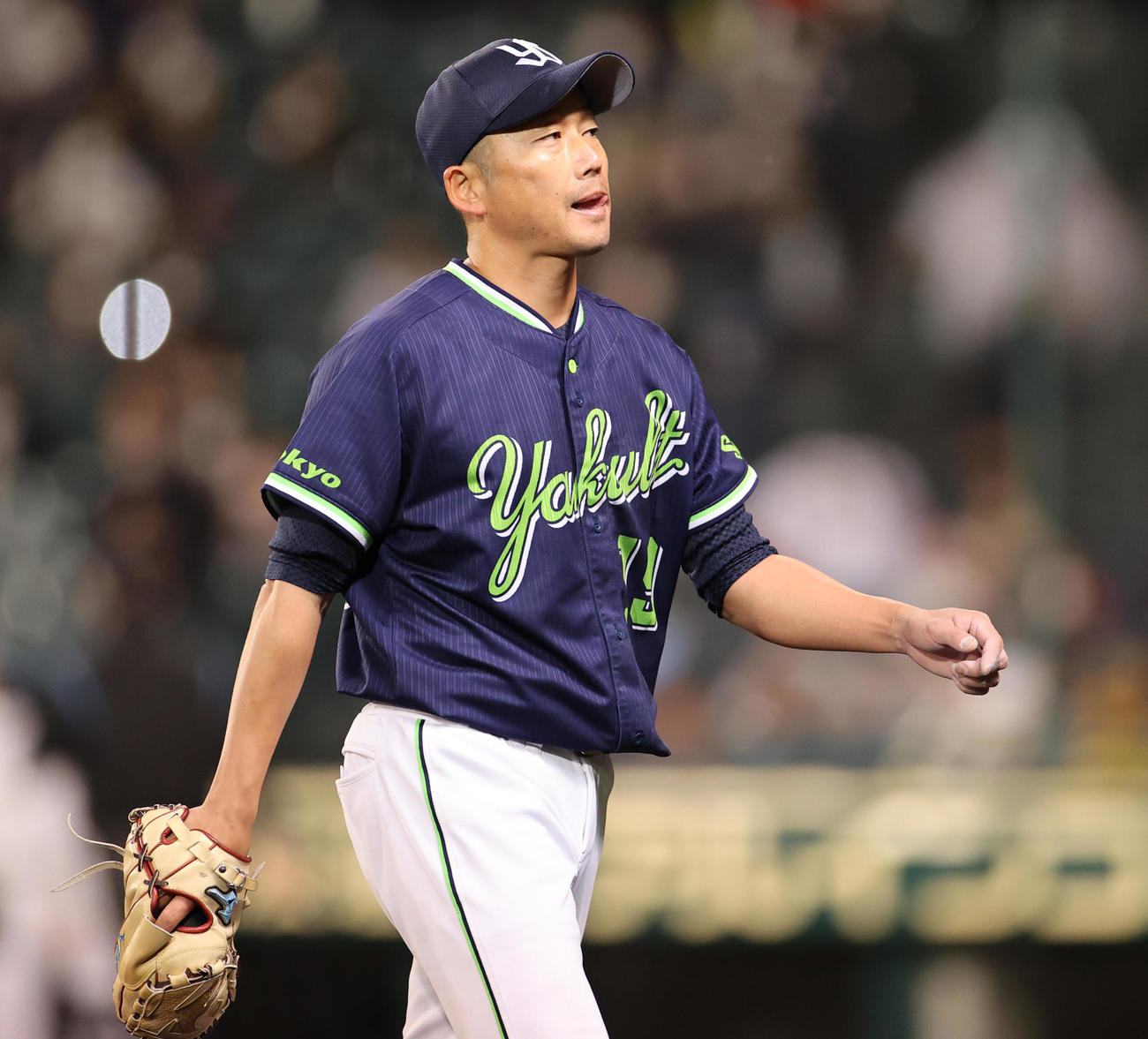阪神対ヤクルト　5回、打者藤浪に2点本塁打を浴び、厳しい顔でベンチに戻る石川（撮影・清水貴仁）