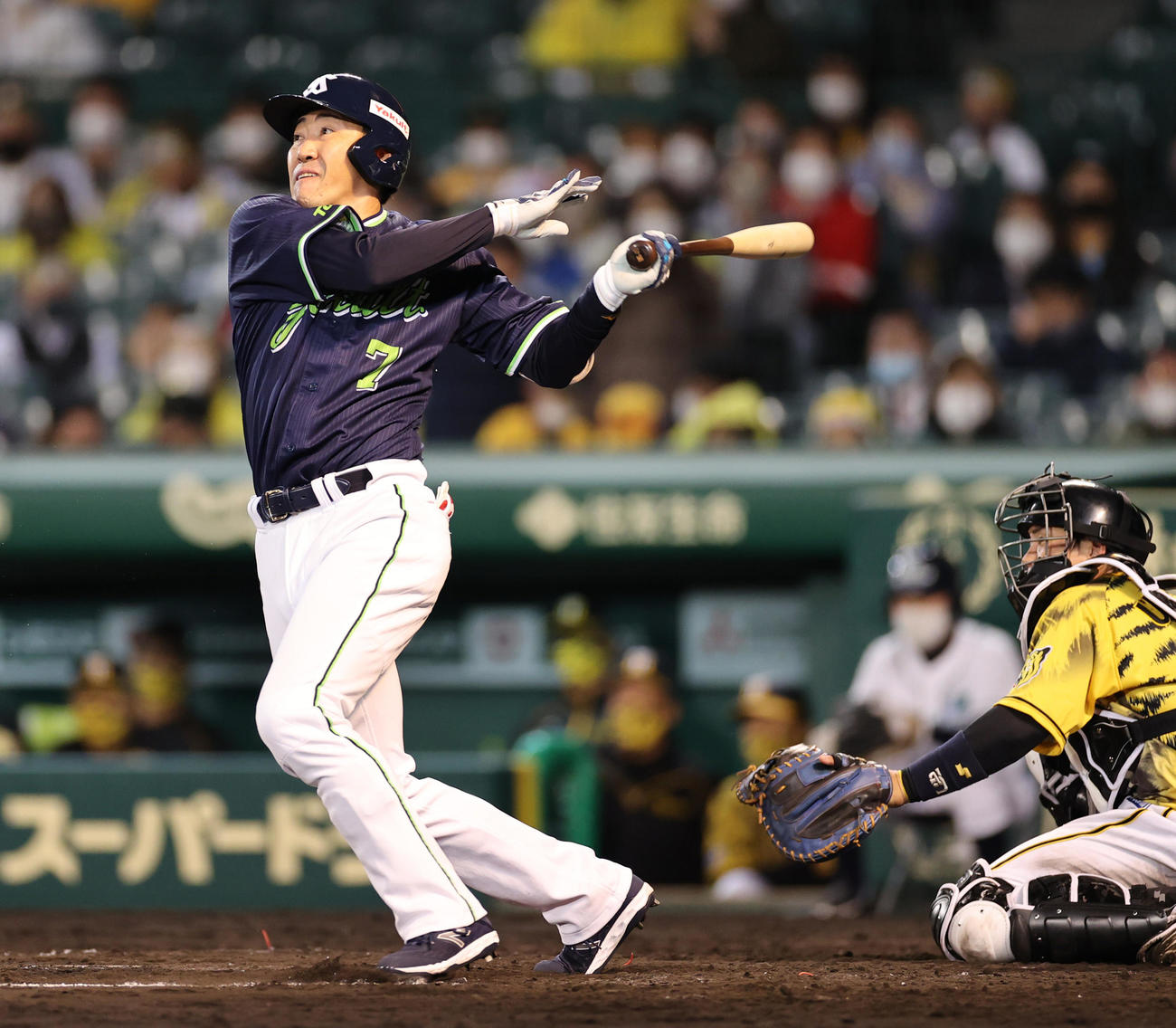 阪神対ヤクルト　9回表ヤクルト1死、遊飛に倒れる内川（撮影・清水貴仁）