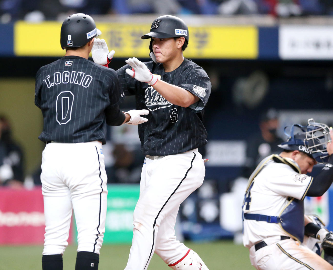 オリックス対ロッテ　8回表ロッテ1死一、二塁、安田（中央）は右越え3点本塁打を放つ（撮影・上山淳一）