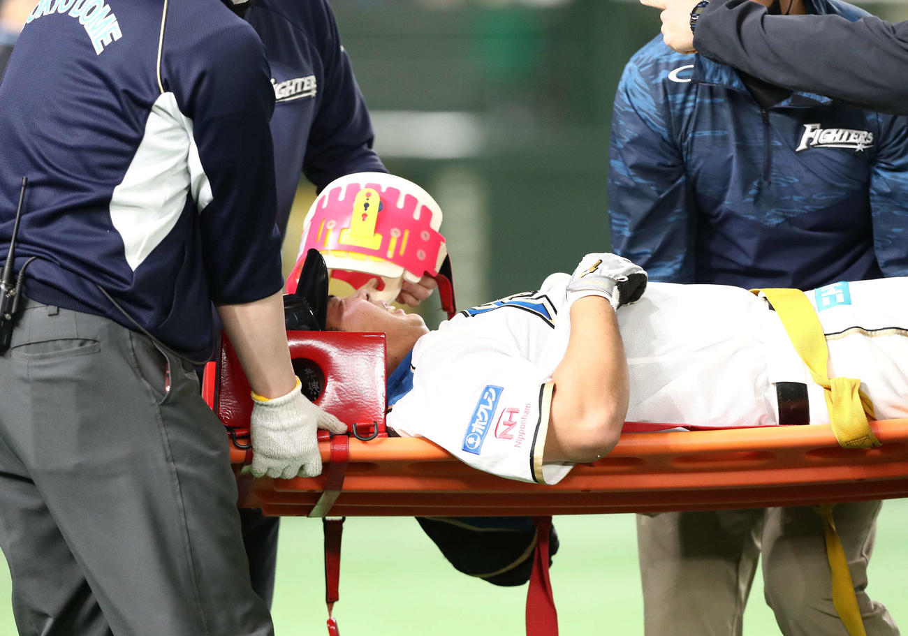 日本ハム対楽天　9回裏日本ハム2死二塁、左膝に死球をうけ担架で運ばれる樋口（撮影・黒川智章）