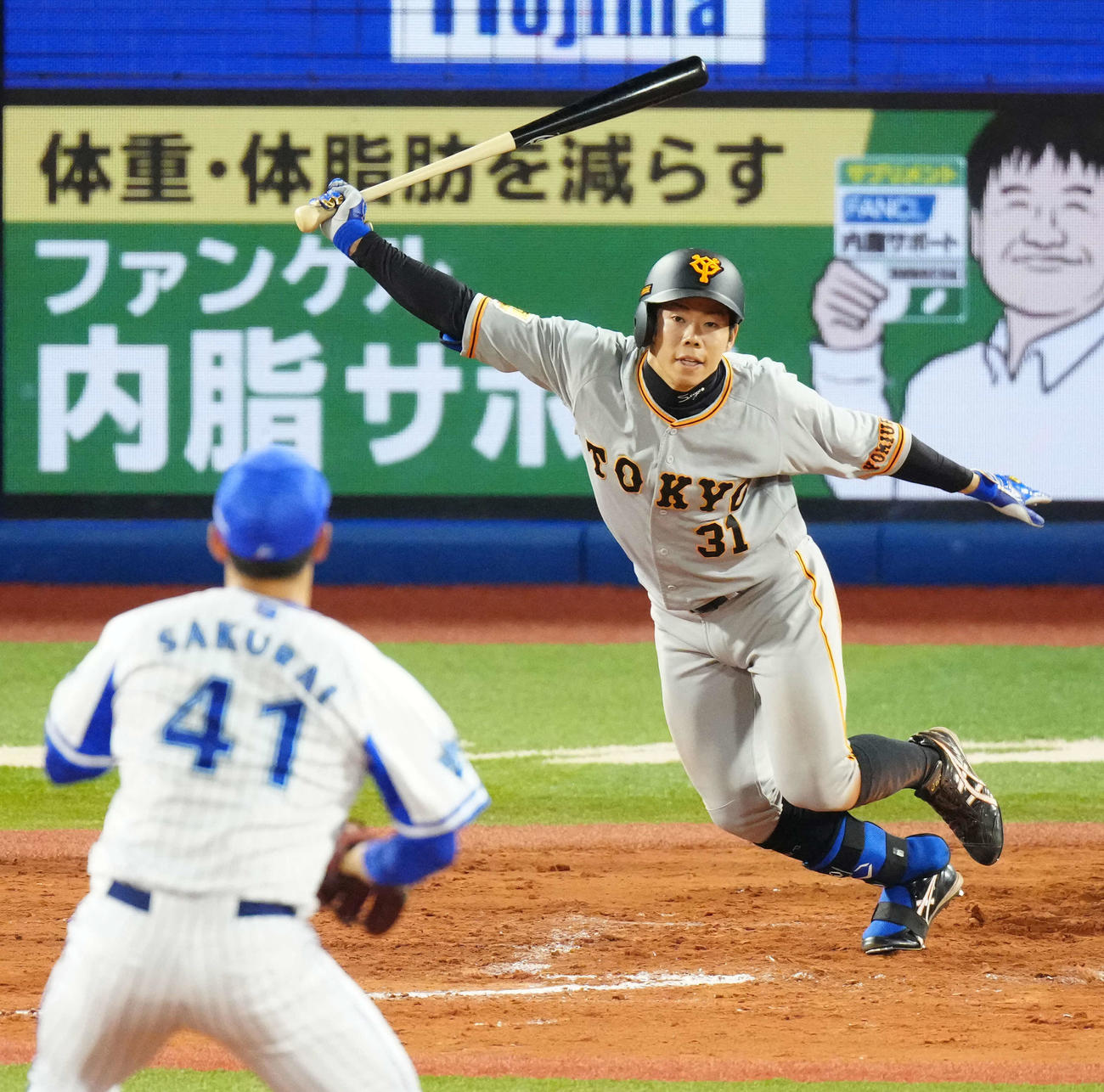 DeNA対巨人　8回表巨人無死、二塁内野安打とする松原（撮影・江口和貴）