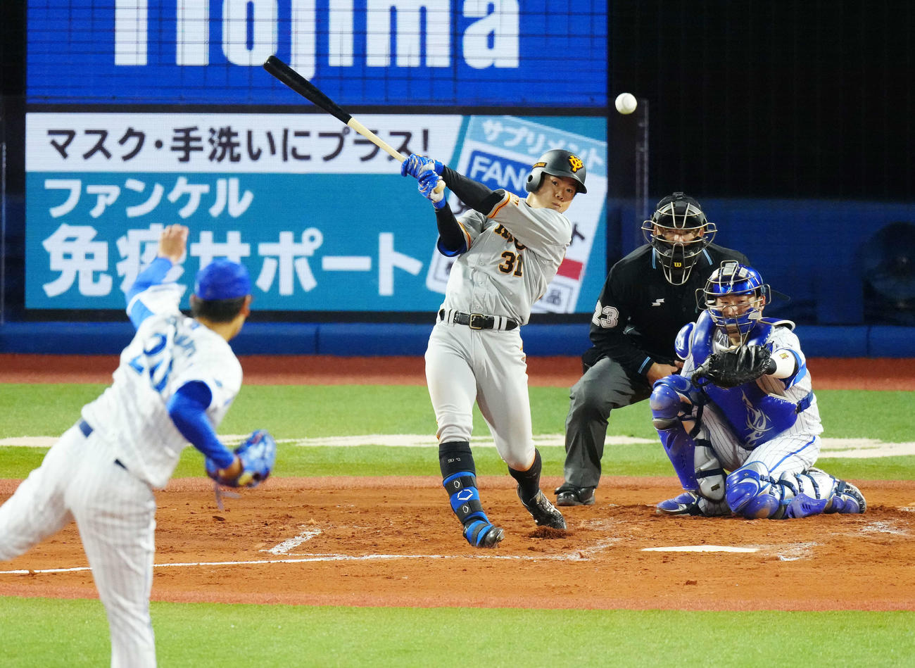 DeNA対巨人　3回表巨人無死、中前打を放つ松原（撮影・江口和貴）