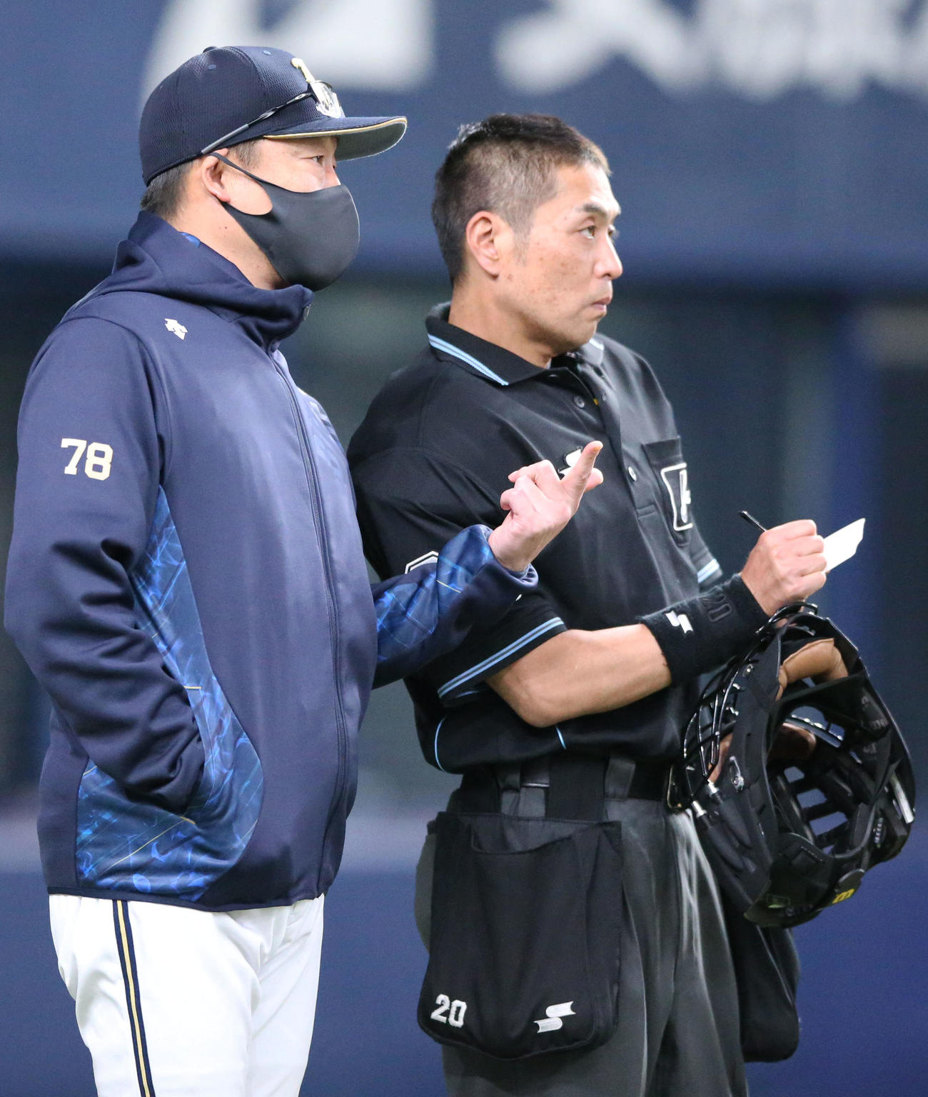 7回の攻撃を終え選手交代を告げるオリックス中嶋監督