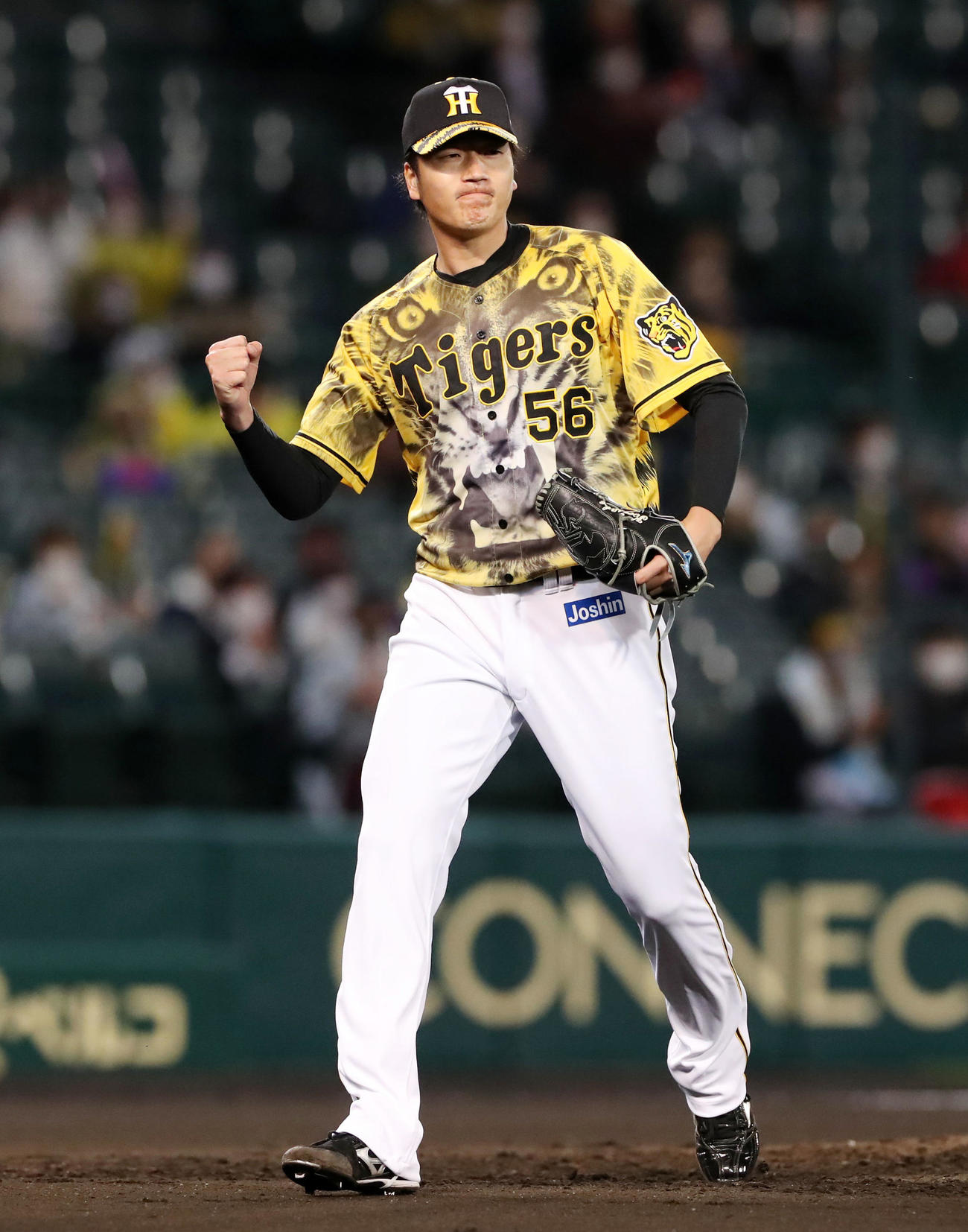阪神対ヤクルト　6回表ヤクルト2死一、二塁、小林は内川を三振に仕留めガッツポーズを見せる（撮影・加藤哉