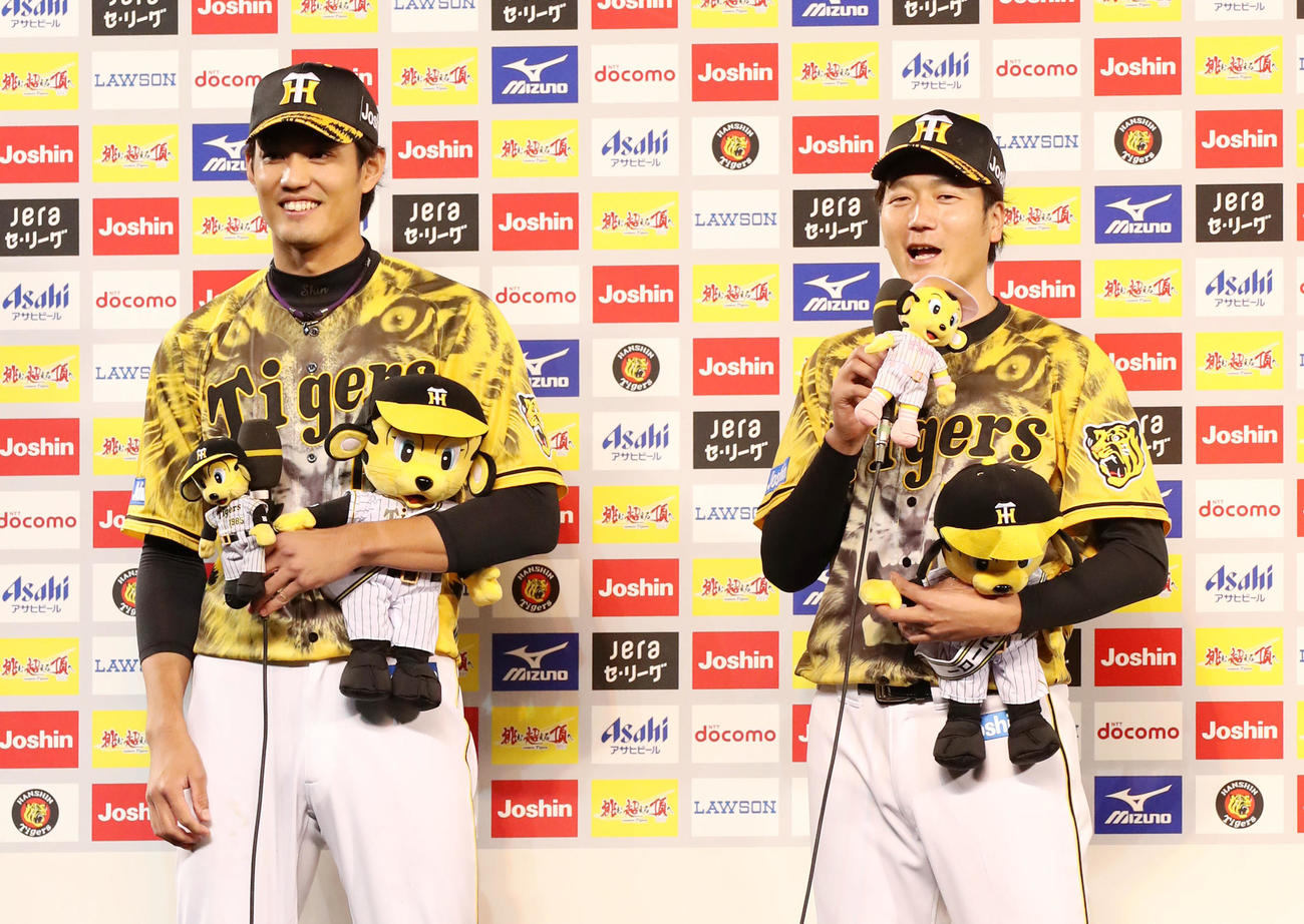 阪神対ヤクルト　ヒーローインタビューを受ける藤浪（左）と小林（撮影・加藤哉）