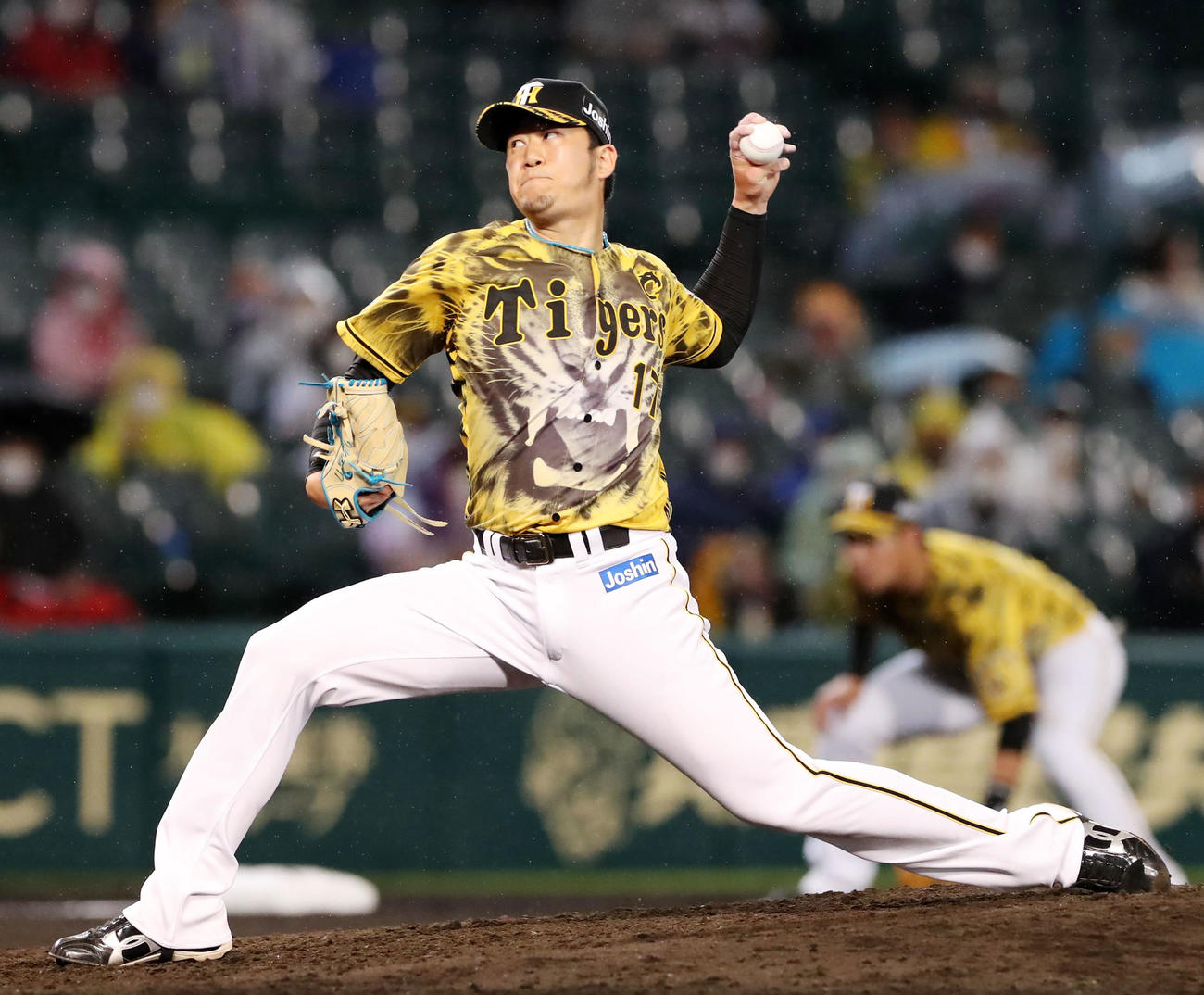 阪神対ヤクルト　7回表、阪神3番手で登板する岩貞（撮影・加藤哉