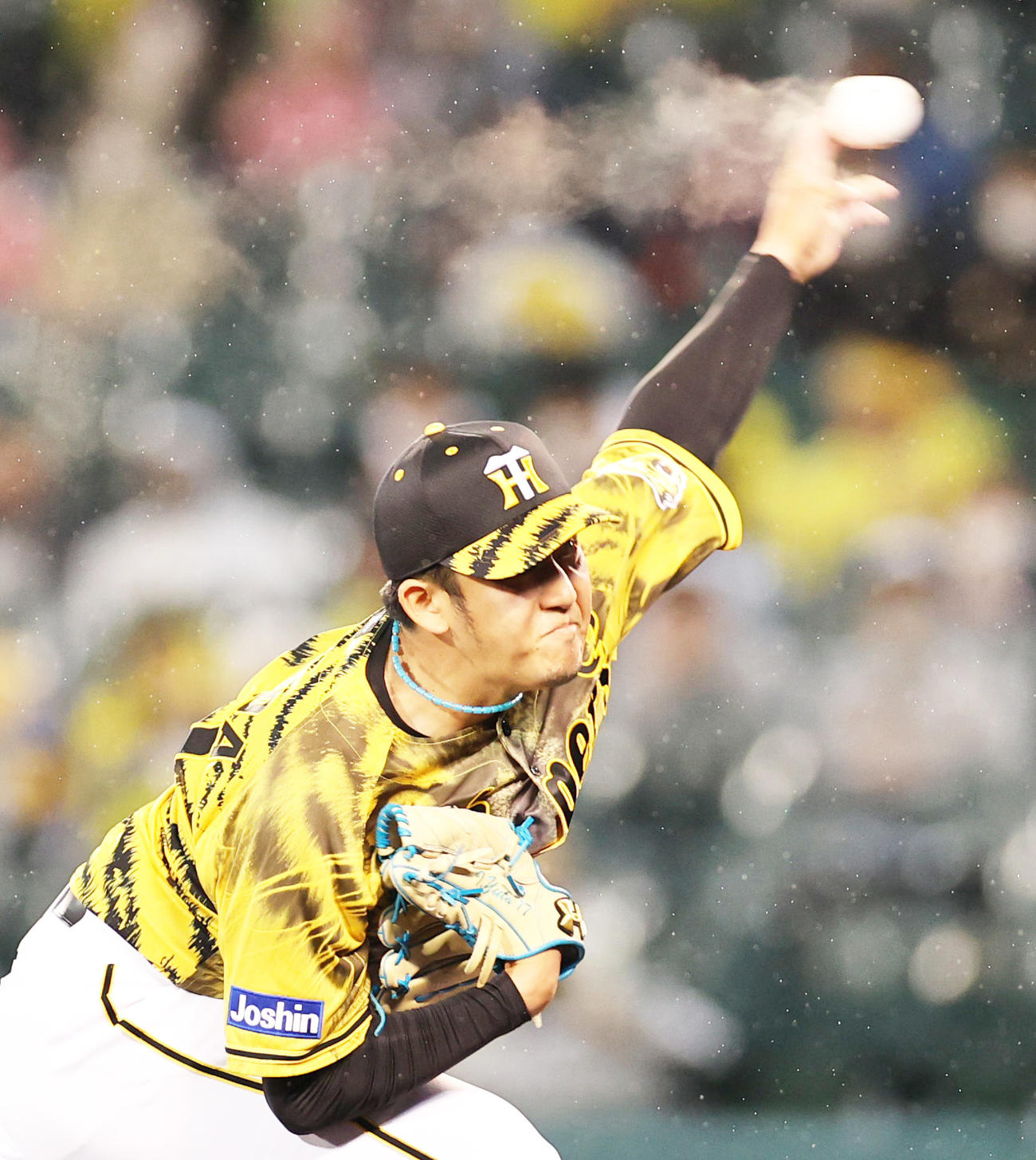 阪神対ヤクルト　7回途中から登板する岩貞（撮影・清水貴仁）