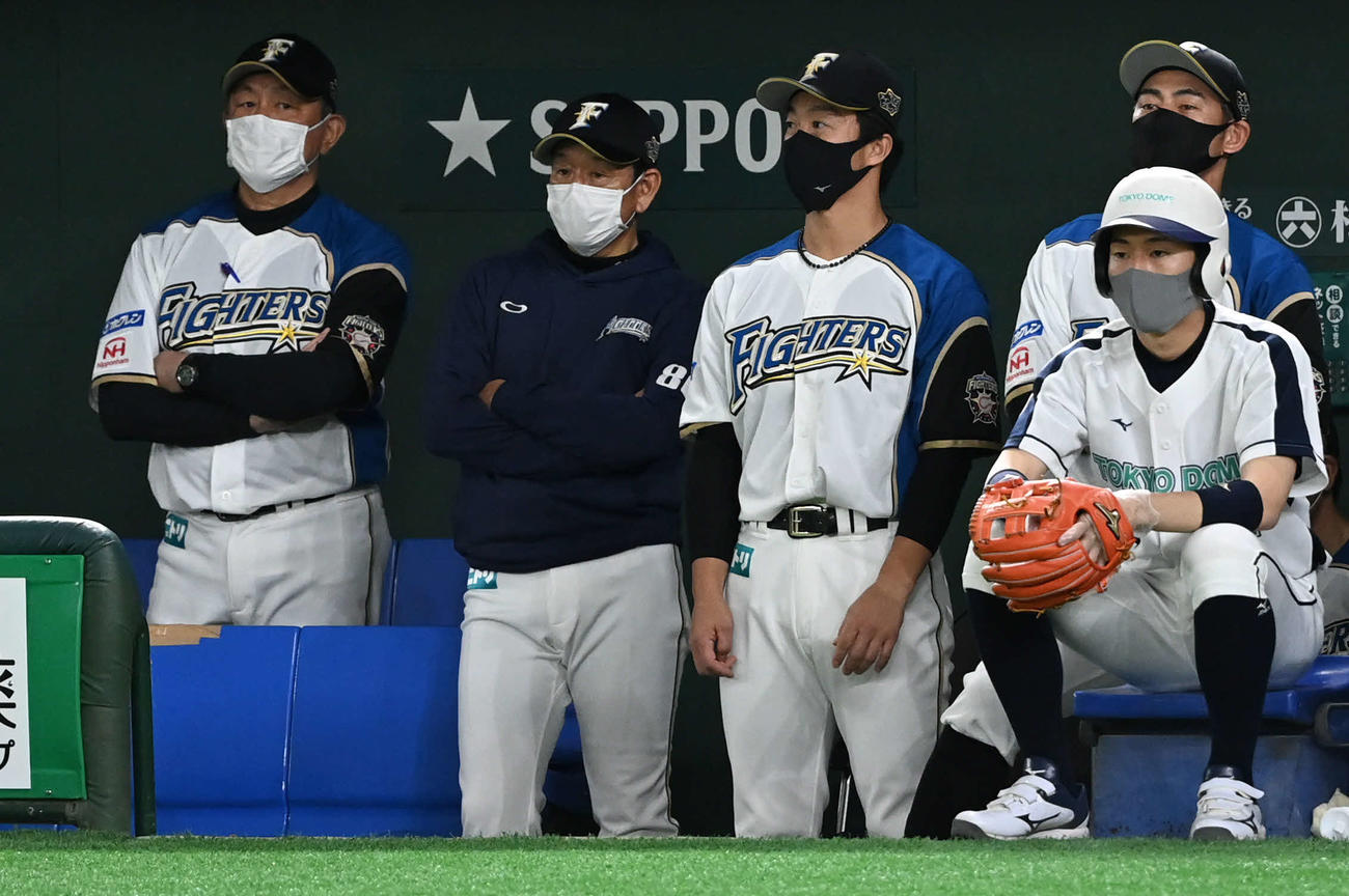 日本ハム対楽天　8回表楽天1死三塁、島内の犠飛で浮かない表情の栗山監督（左から2人目）（撮影・山崎安昭）