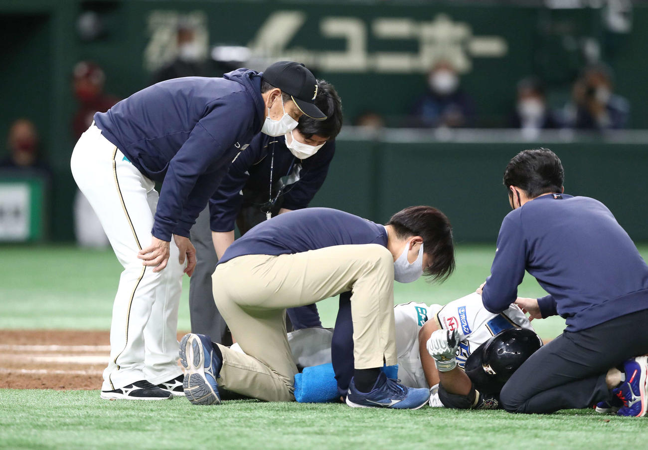日本ハム対楽天　9回裏日本ハム2死二塁、左膝に死球を受けた樋口の元に駆け寄る栗山監督（左端）（撮影・黒川智章）