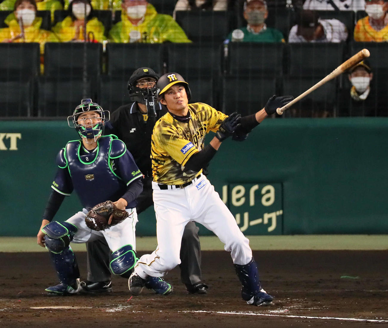 阪神対広島　5回裏阪神2死二塁、藤浪は先制の左越え2点本塁打を放つ（撮影・宮崎幸一）
