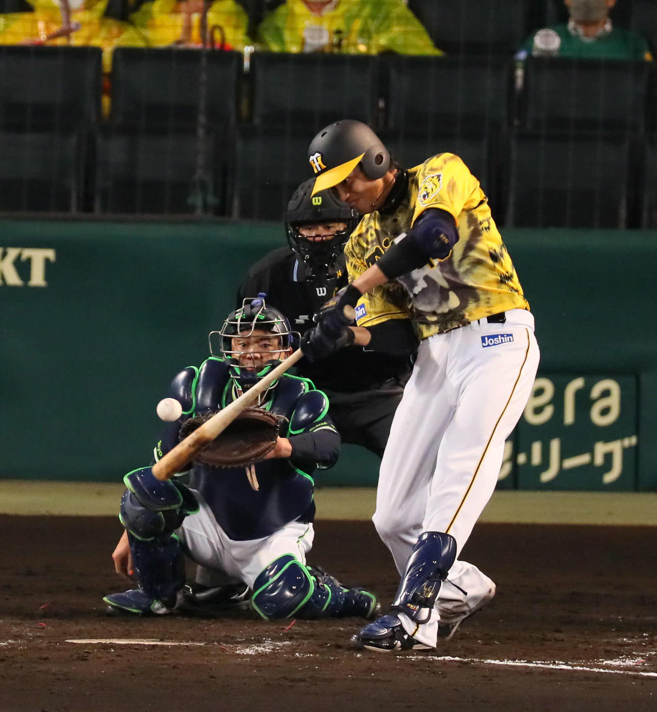 阪神対広島　5回裏阪神2死二塁、藤浪は左越え先制2点本塁打を放つ（撮影・宮崎幸一）