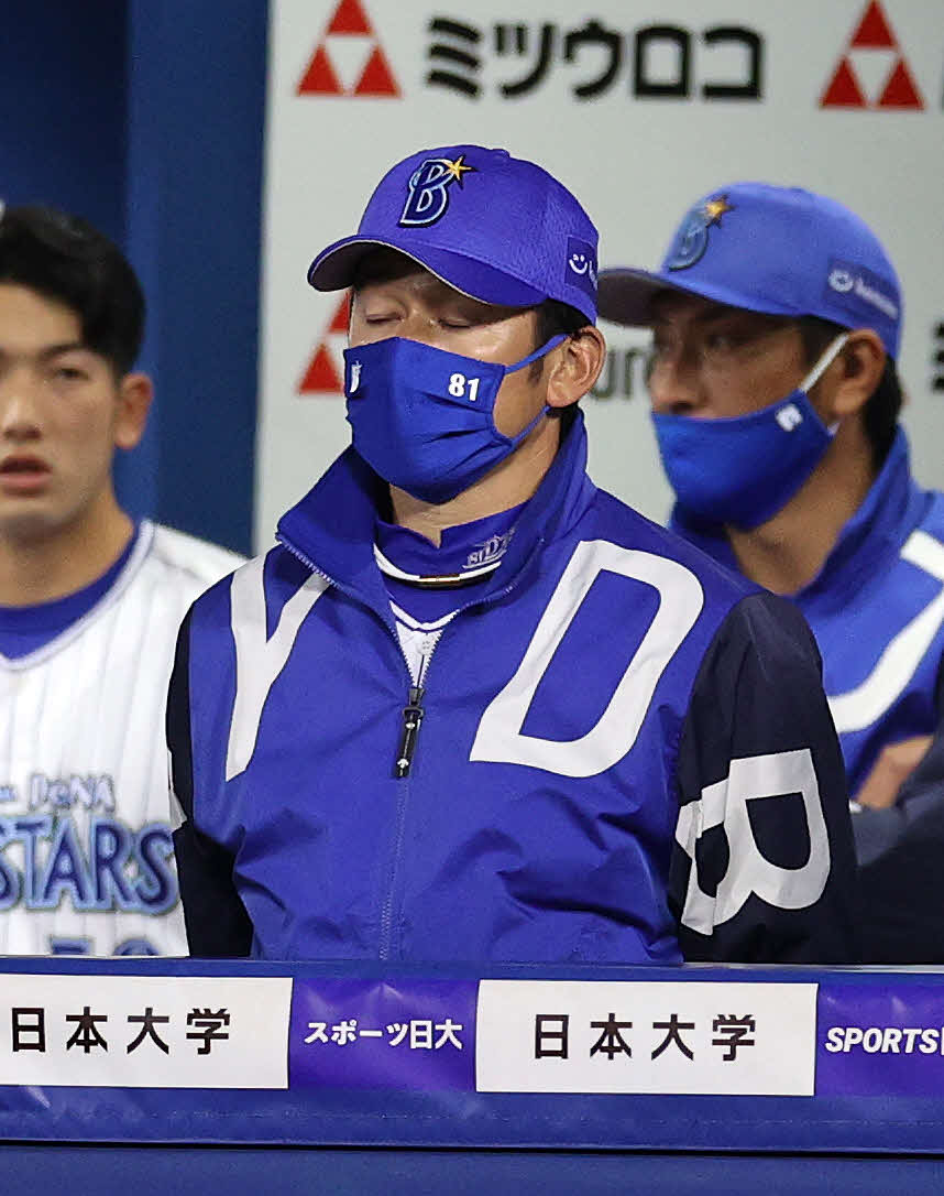 DeNA対巨人　敗戦し悔しそうな表情を見せるDeNA三浦監督（撮影・鈴木正人）