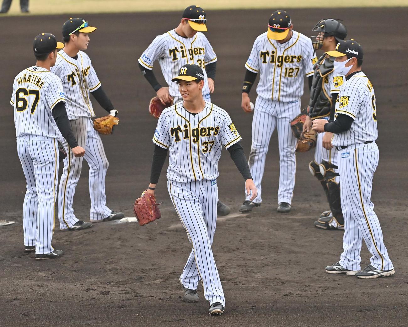 ウエスタン阪神対広島　6回途中4失点で降板する及川雅貴（中央）（代表撮影）