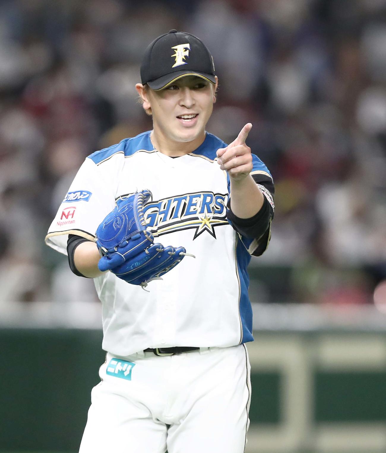 日本ハム対楽天　6回表、好守を見せた石井を指さす河野（撮影・黒川智章）