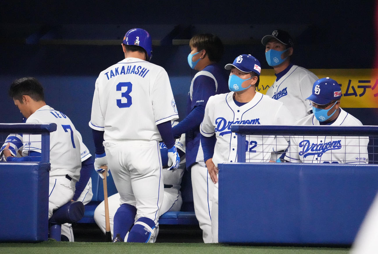 中日対広島　試合終了、さえない表情の与田監督（撮影・森本幸一）