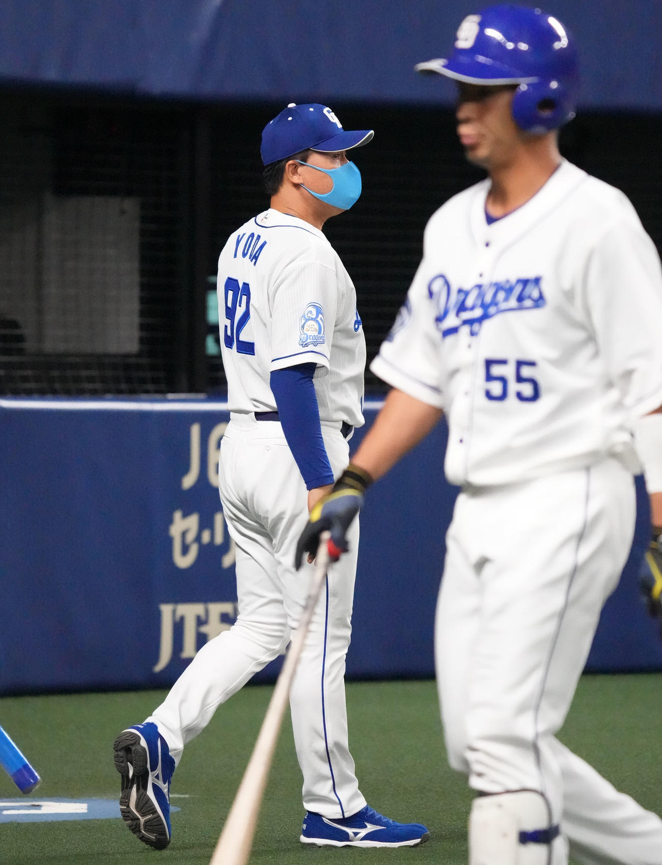 中日対広島　4回裏中日攻撃終了、選手交代を告げる与田監督（撮影・森本幸一）