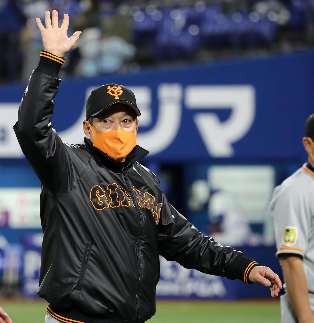 DeNA対巨人　ファンに手を振る巨人原監督（撮影・鈴木正人）