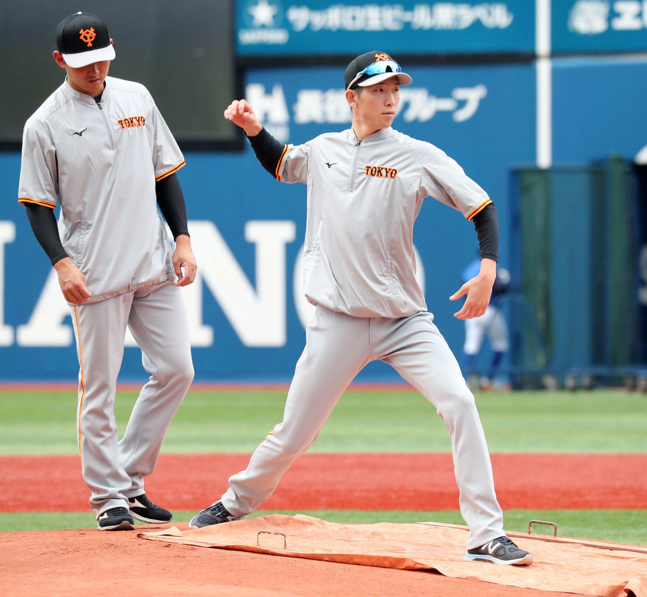 DeNA対巨人　マウンドを確かめる巨人戸郷（右）（撮影・鈴木正人）