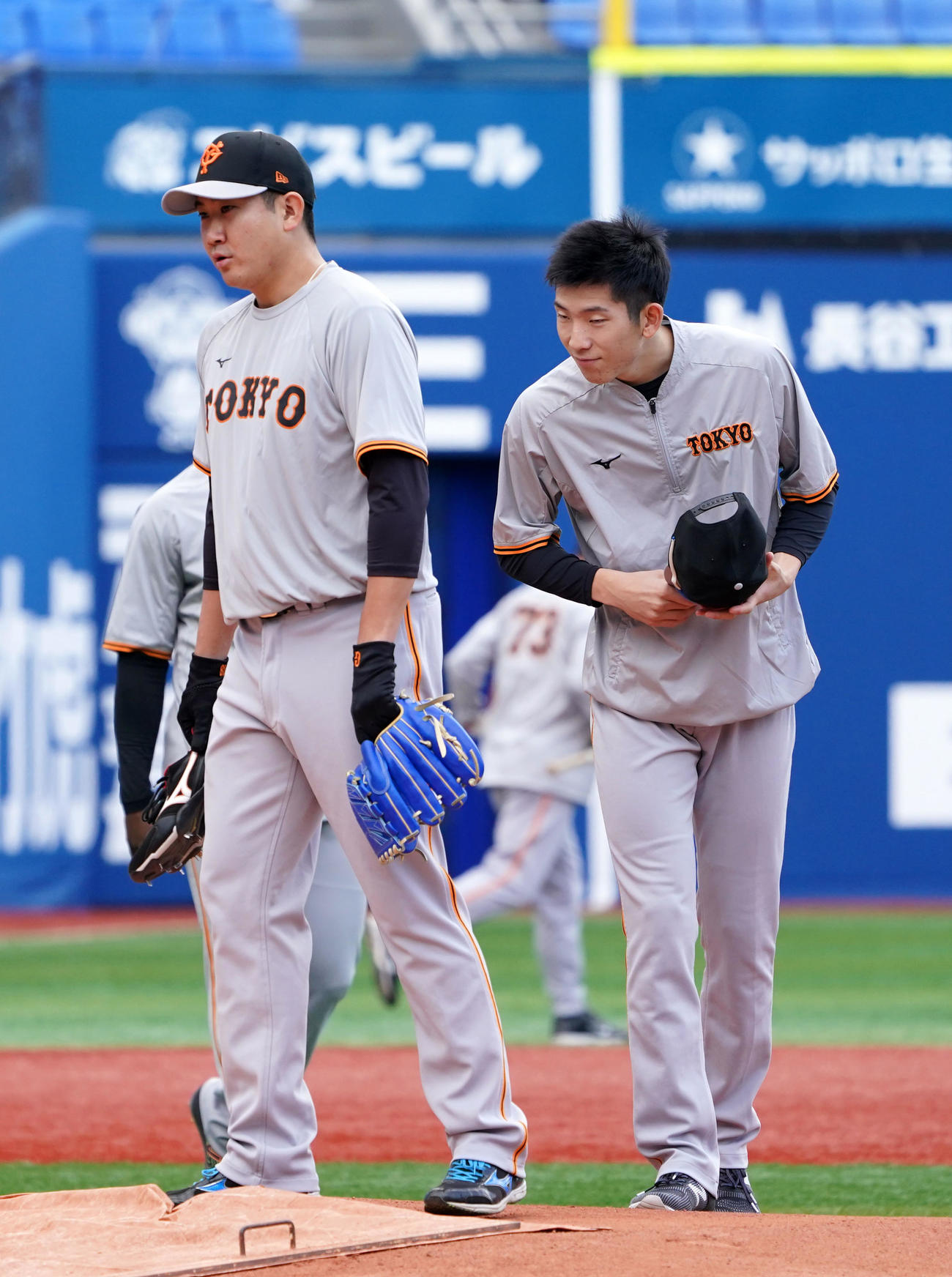 DeNA対巨人　マウンドへ向かう、左から巨人菅野、戸郷（撮影・横山健太）