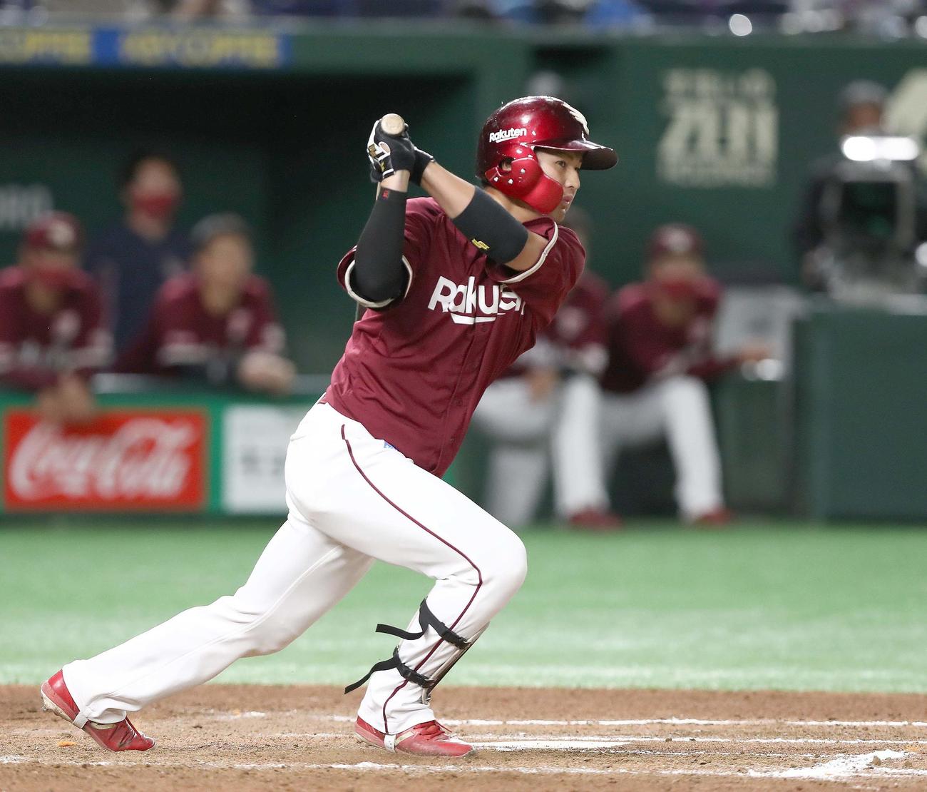 日本ハム対楽天　7回表楽天無死二塁、右越え適時二塁打を放つ黒川（撮影・黒川智章）