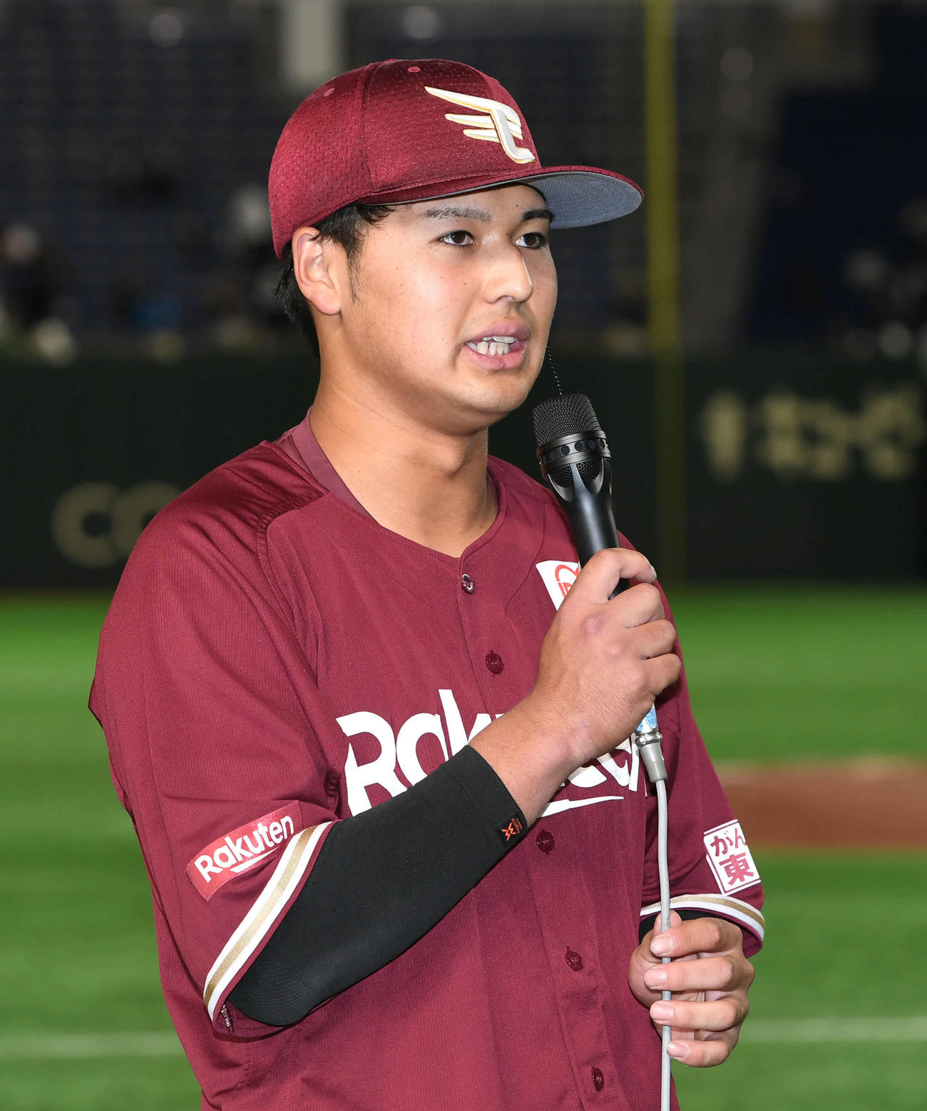 日本ハム対楽天　ヒーローインタビューに答える楽天黒川（撮影・山崎安昭）