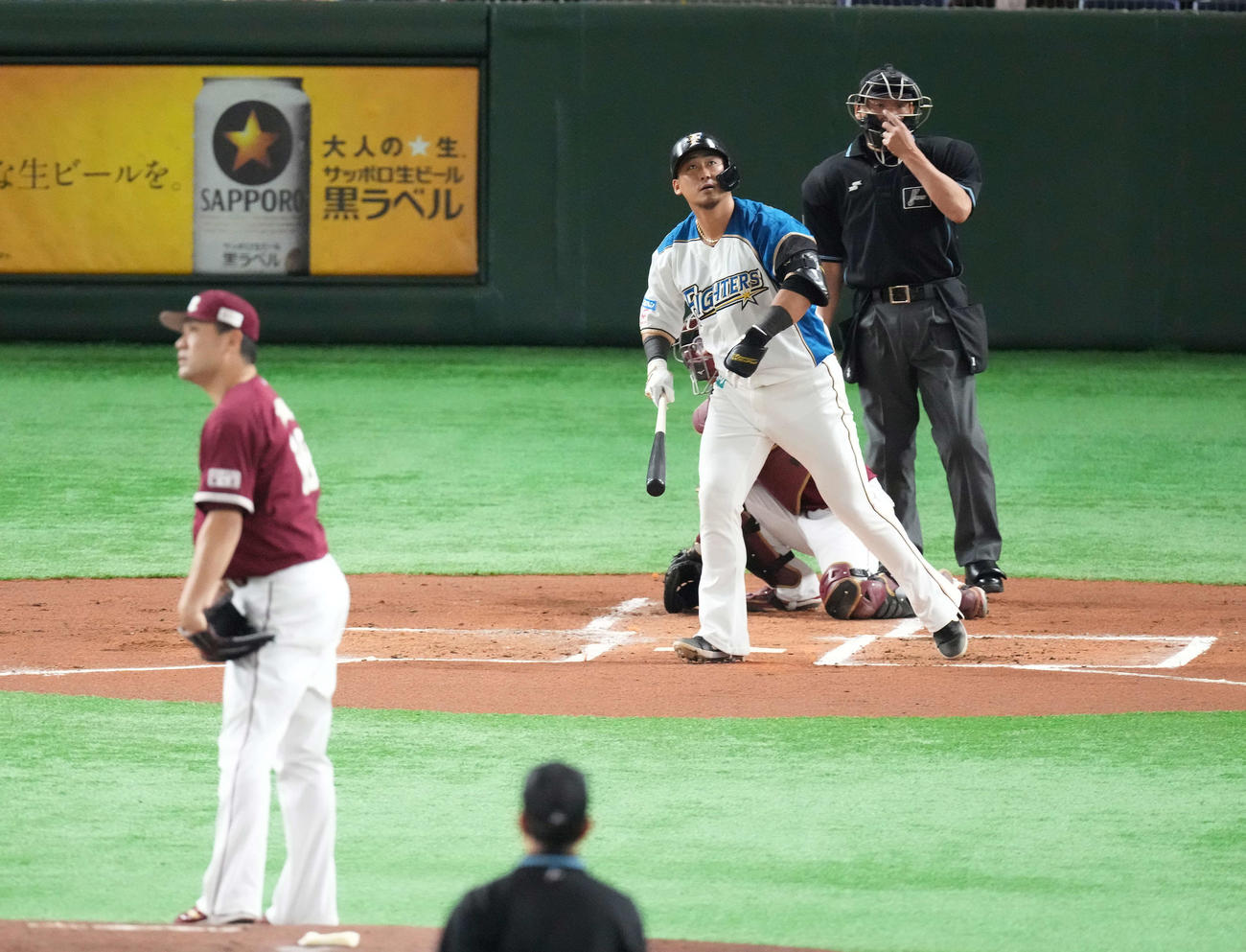 日本ハム対楽天　1回裏日本ハム2死一塁、左中間に先制の2点本塁打を放つ中田。投手田中将（撮影・鈴木みどり）