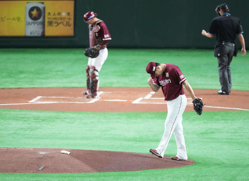 日本ハム対楽天　一礼してマウンドに上がる楽天田中将（撮影・鈴木みどり）
