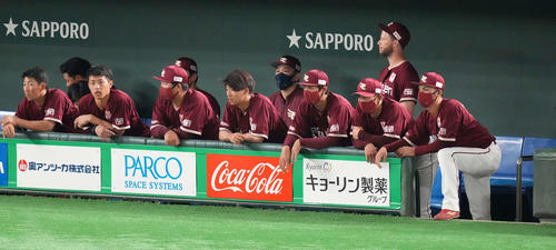 日本ハム対楽天　日本ハムに敗れ、ベンチでぼうぜんとする楽天田中将（中央奧）（撮影・鈴木みどり）
