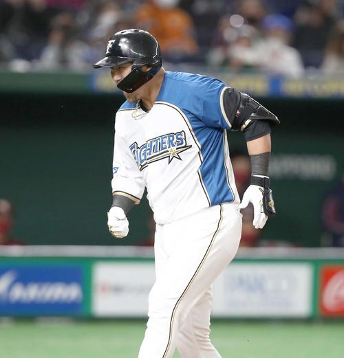日本ハム対楽天　1回裏、2点本塁打を放ち叫んで生還する中田（撮影・黒川智章）