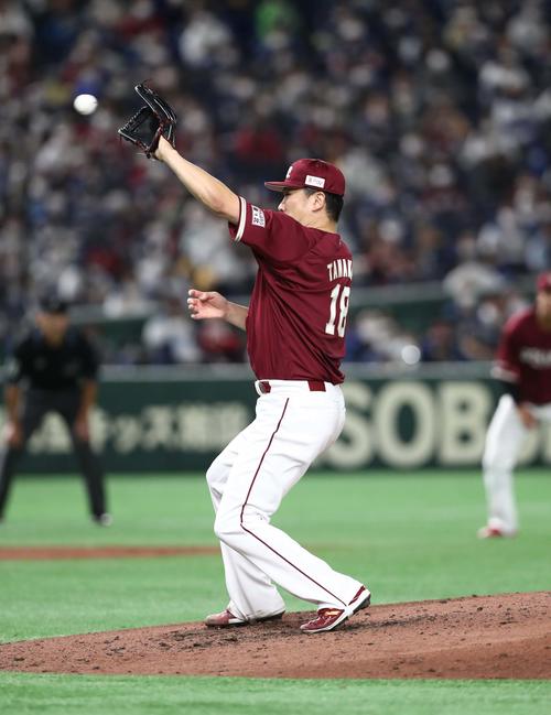 日本ハム対楽天　4回裏日本ハム1死一塁、石井を投直の併殺にとる田中将（撮影・黒川智章）