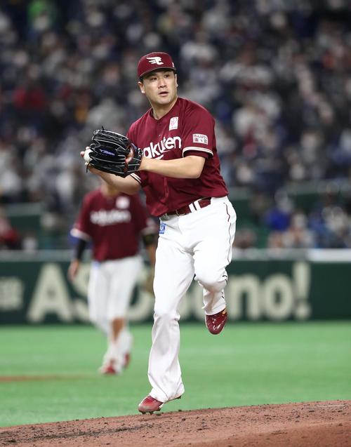 日本ハム対楽天　4回裏日本ハム1死一塁、石井を投直の併殺にとる田中将（撮影・黒川智章）